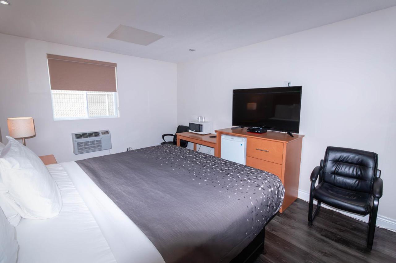 Borden Inn And Suites Angus Esterno foto
